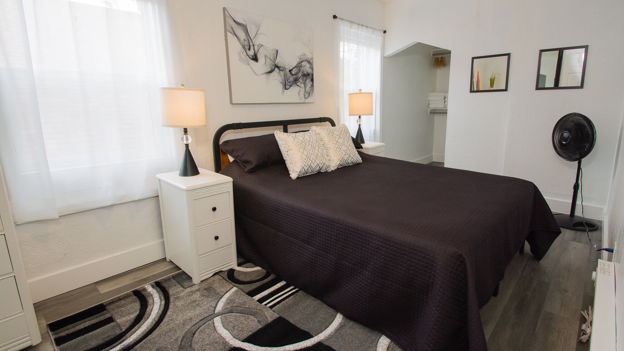 Cozy, Comfy 4 bedroom (sleeps 9), Kitchen, Dining, bathroom, parking