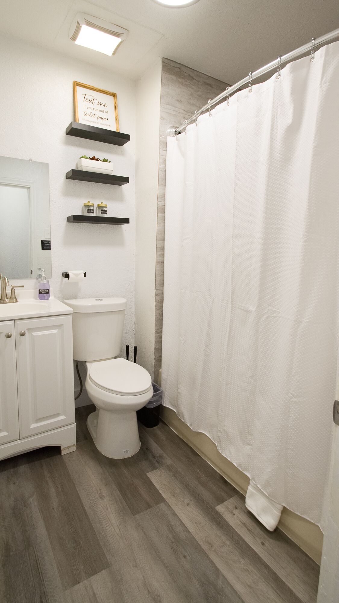 Cozy, Comfy 4 bedroom (sleeps 9), Kitchen, Dining, bathroom, parking