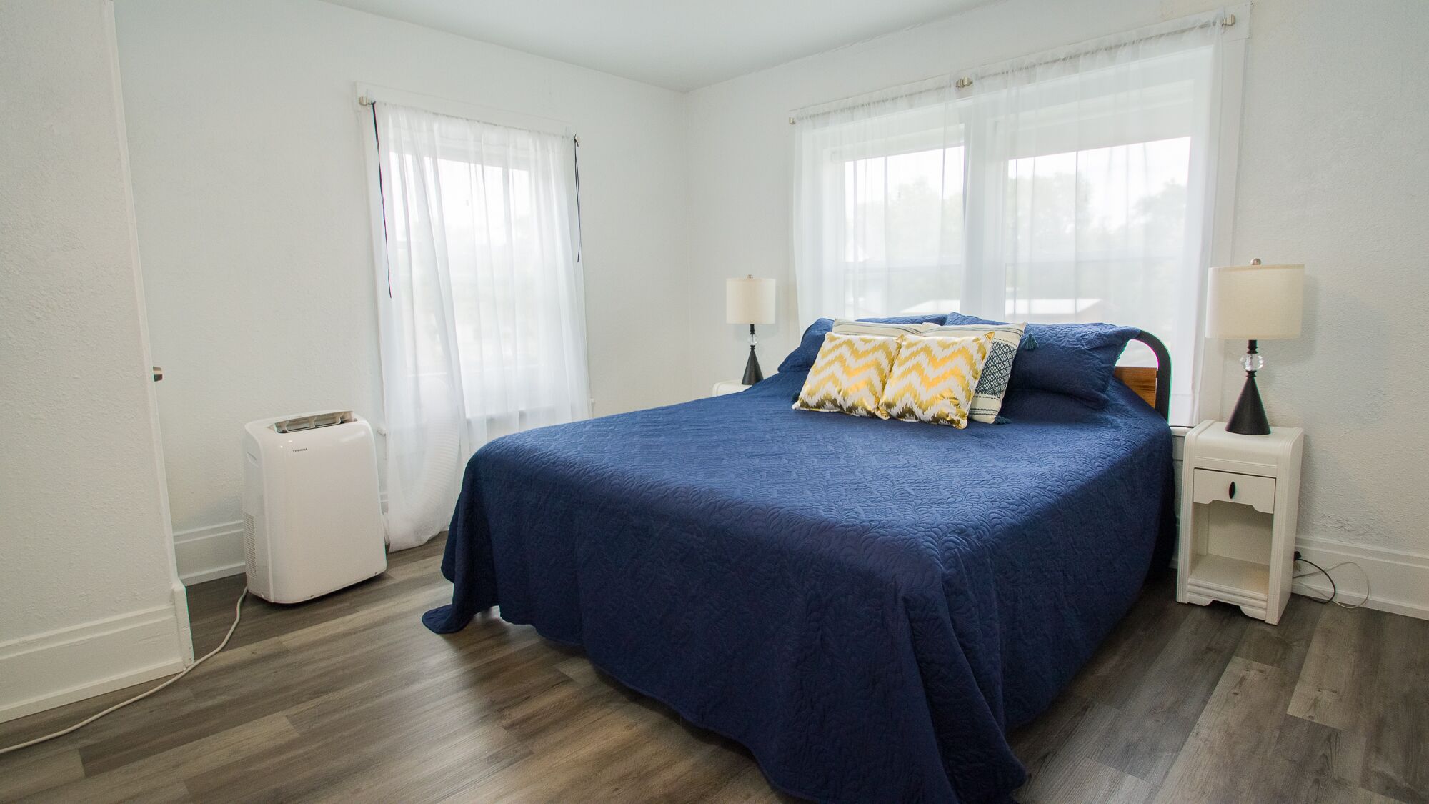 Cozy, Comfy 4 bedroom (sleeps 9), Kitchen, Dining, bathroom, parking