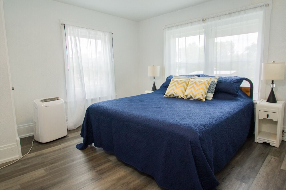 Cozy, Comfy 4 bedroom (sleeps 9), Kitchen, Dining, bathroom, parking