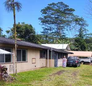 Exterior - "Puna Tiki"  is a Bedroom w/small bath, mini fridge & microwave (Pahoa)