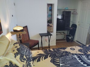 1 bedroom, free WiFi, bed sheets - "Puna Tiki"  is a Bedroom w/small bath, mini fridge & microwave (Pahoa)