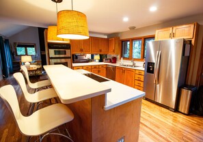 Jääkaappi, mikroaaltouuni, uuni, liesi