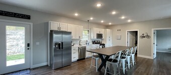 Historic Downtown Hermann Getaway-Walk to Wineries, Shops and Restaurants!