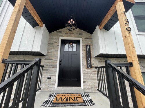 Historic Downtown Hermann Getaway-Walk to Wineries, Shops and Restaurants!