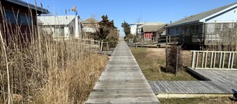 Peaceful Beach Retreat 5 min from Bay and Ocean