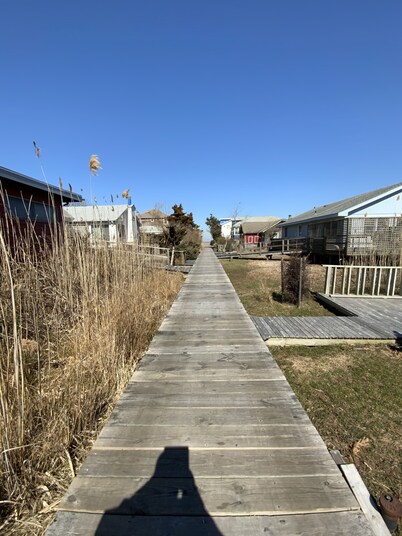 Peaceful Beach Retreat 5 min from Bay and Ocean