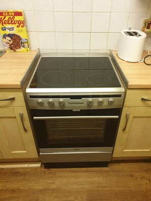 Fridge, microwave, oven, coffee/tea maker - Splendid 4 bedrooms shared Home (Manchester)