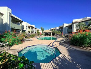 Utendørsbasseng og et oppvarmet basseng