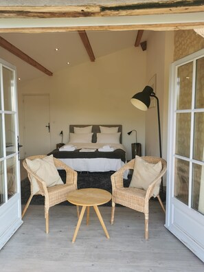 4 عدّة غرف نوم ومكتب ومكواة/لوح كي وسرير سفر