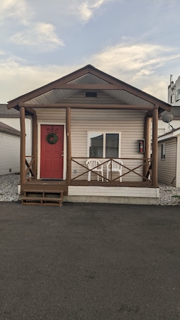 Front of property. Bar H Motel