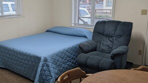 Basic-hytte - køkken - bjergudsigt | Opholdsområde | 32-tommers smart-tv med kabelkanaler, tv