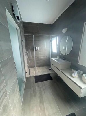 5 bedrooms, iron/ironing board, free WiFi, bed sheets
