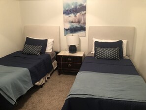 3 quartos, escrivaninha, ferros/tábuas de passar roupa