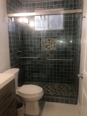 Bañera con ducha, secador de pelo, toallas, jabón