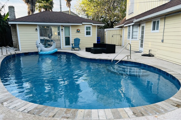 Private outdoor pool and pool
House!