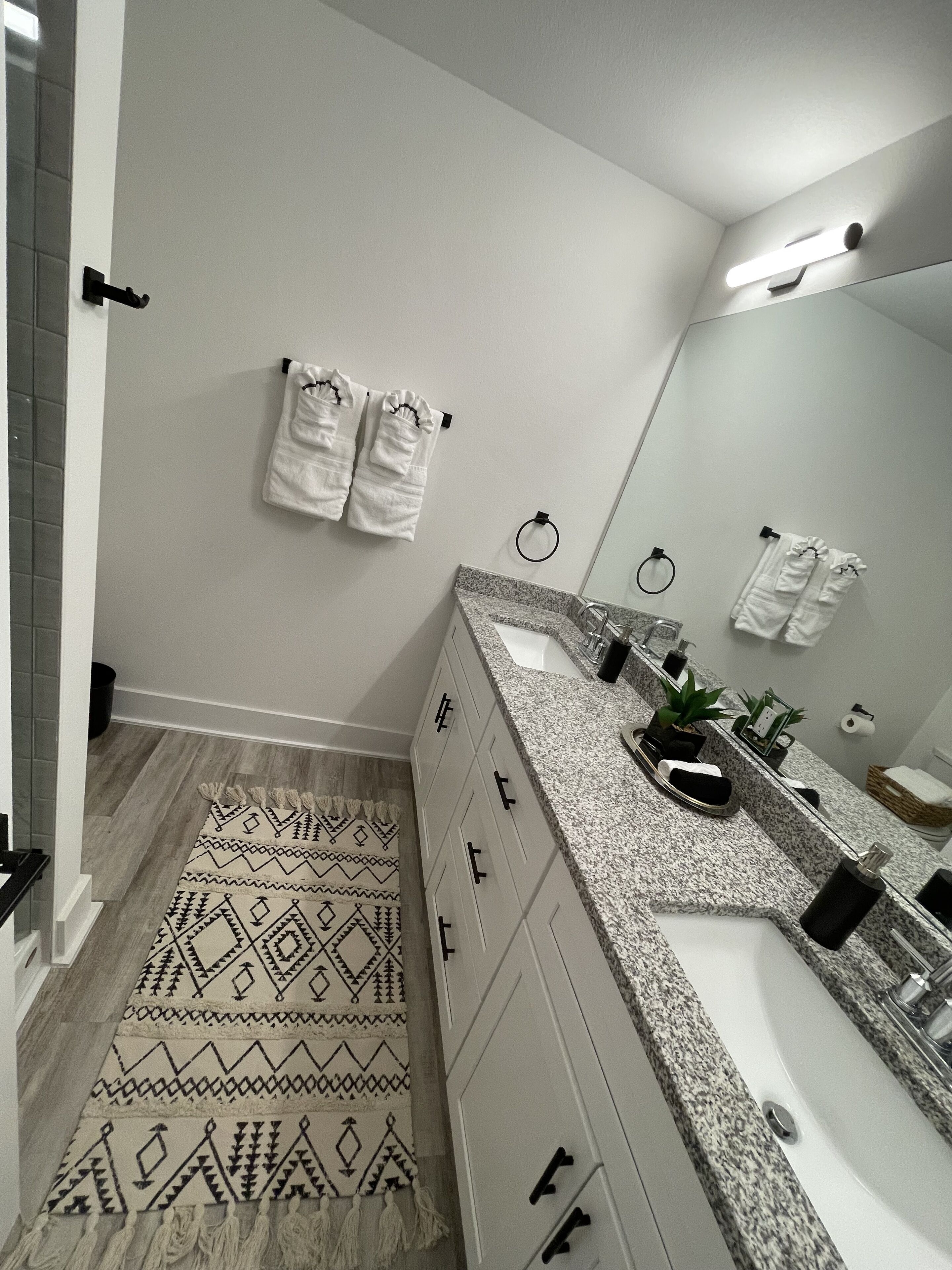 Minutes to Lake Travis NEW Modern Townhome