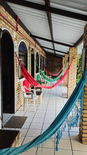 Habitación cuádruple tradicional | Escritorio y espacio para trabajar con laptop