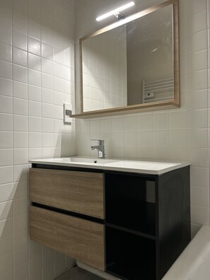 Badewanne, Haartrockner, Toilettenpapier