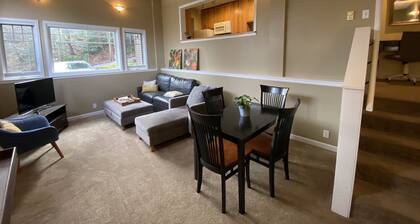 Spacious 2Bdrm walkable to UW, Shopping and More