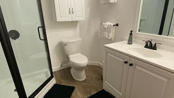 Dusche, Haartrockner, Handtücher, Seife