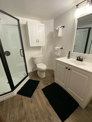 Dusche, Haartrockner, Handtücher, Seife