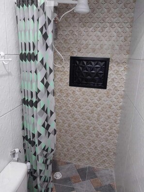 Economy House | Bathroom | Shower, towels - Village Pontes (Ipojuca)