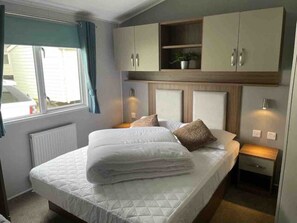 2 bedrooms, iron/ironing board, WiFi