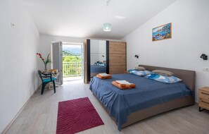 2 bedrooms, travel crib, free WiFi, bed sheets
