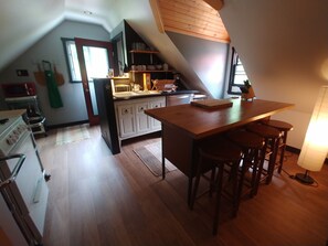 Fridge, microwave, oven, stovetop - Magical Loft Apartment at Fernbrook Place (Otto)