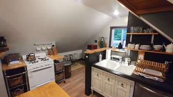 Een koelkast, een microgolfoven, een oven, een kookplaat