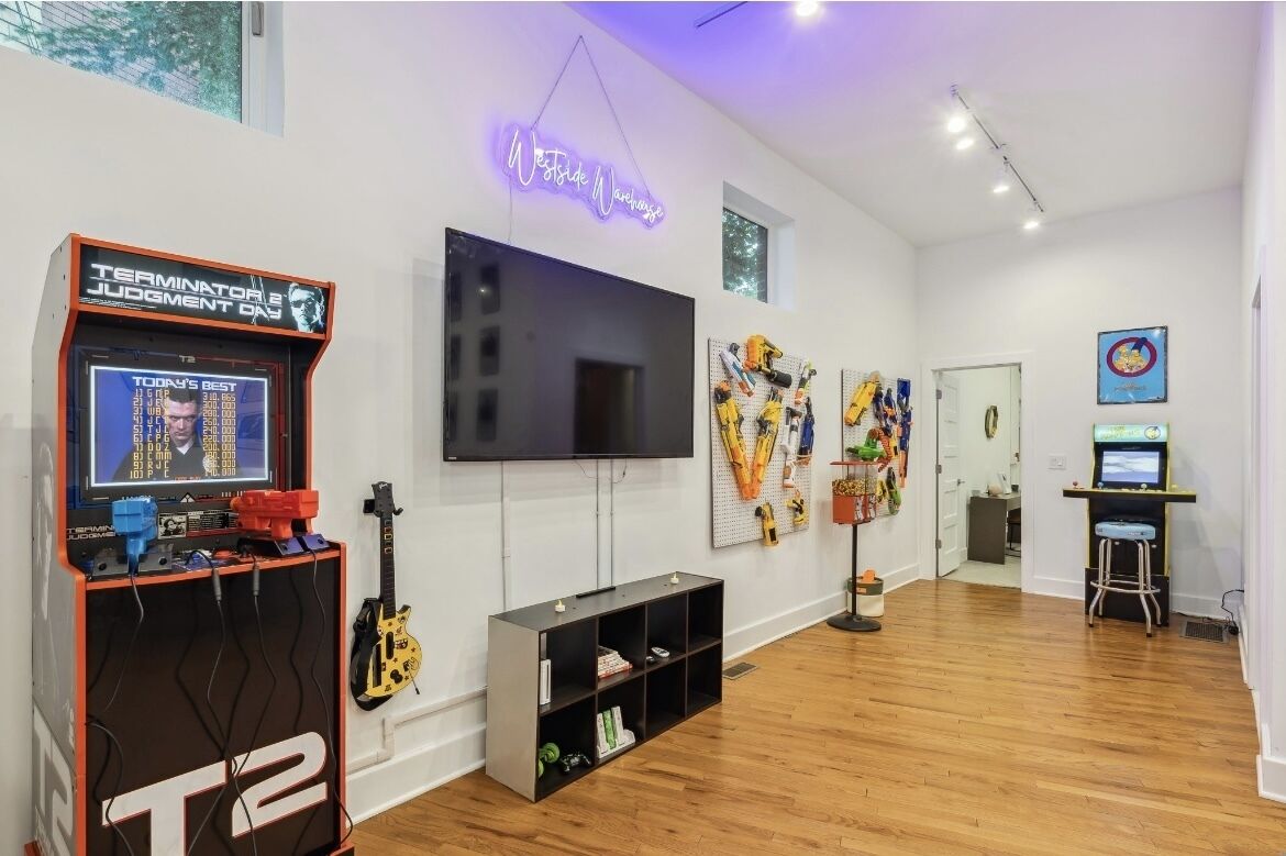 Over 4500 sqft of Luxury living [Billiards table, Arcade room, 5 BR & 4 BA]