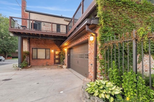 Over 4500 sqft of Luxury living [Billiards table, Arcade room, 5 BR & 4 BA]