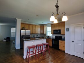 Kjøleskap, mikrobølgeovn, ovn og kokeplater