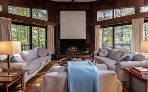 Smart TV, chimenea y monitor de computadora