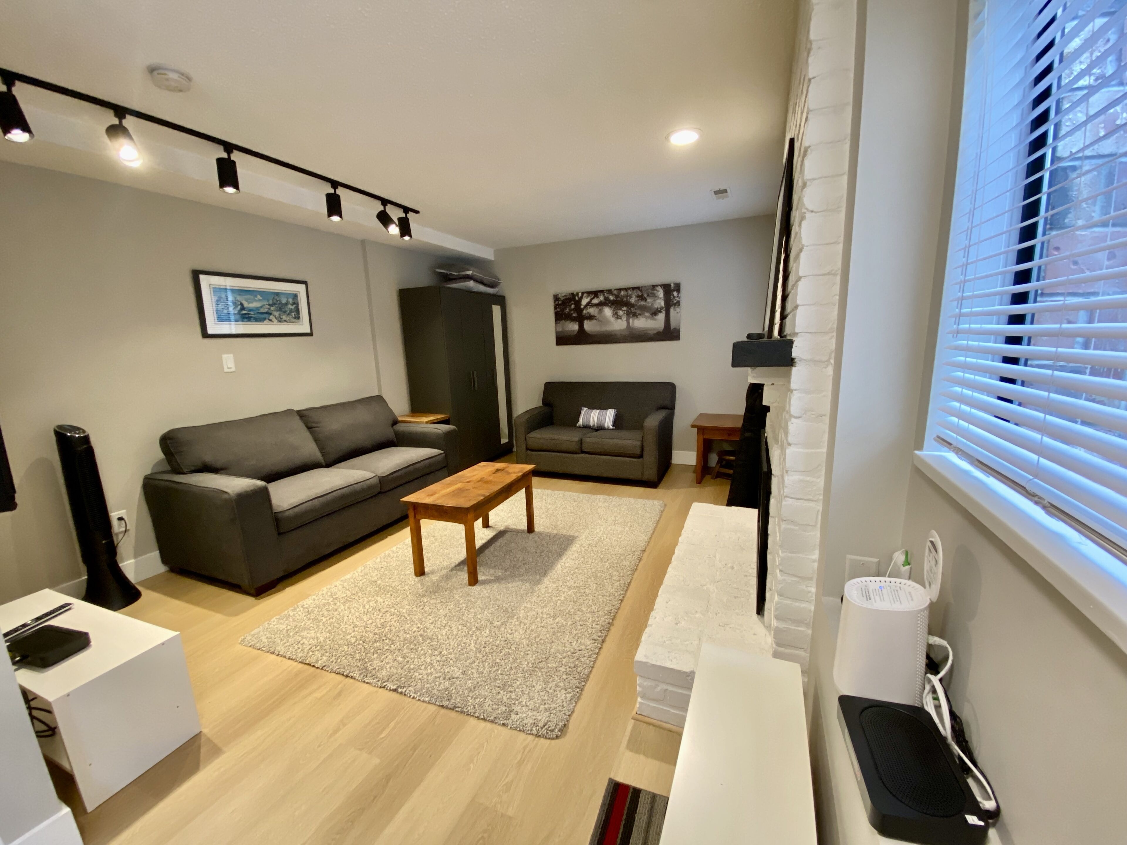 Newly Renovated suite centrally located. 20 min to downtown, ski hills, hiking .