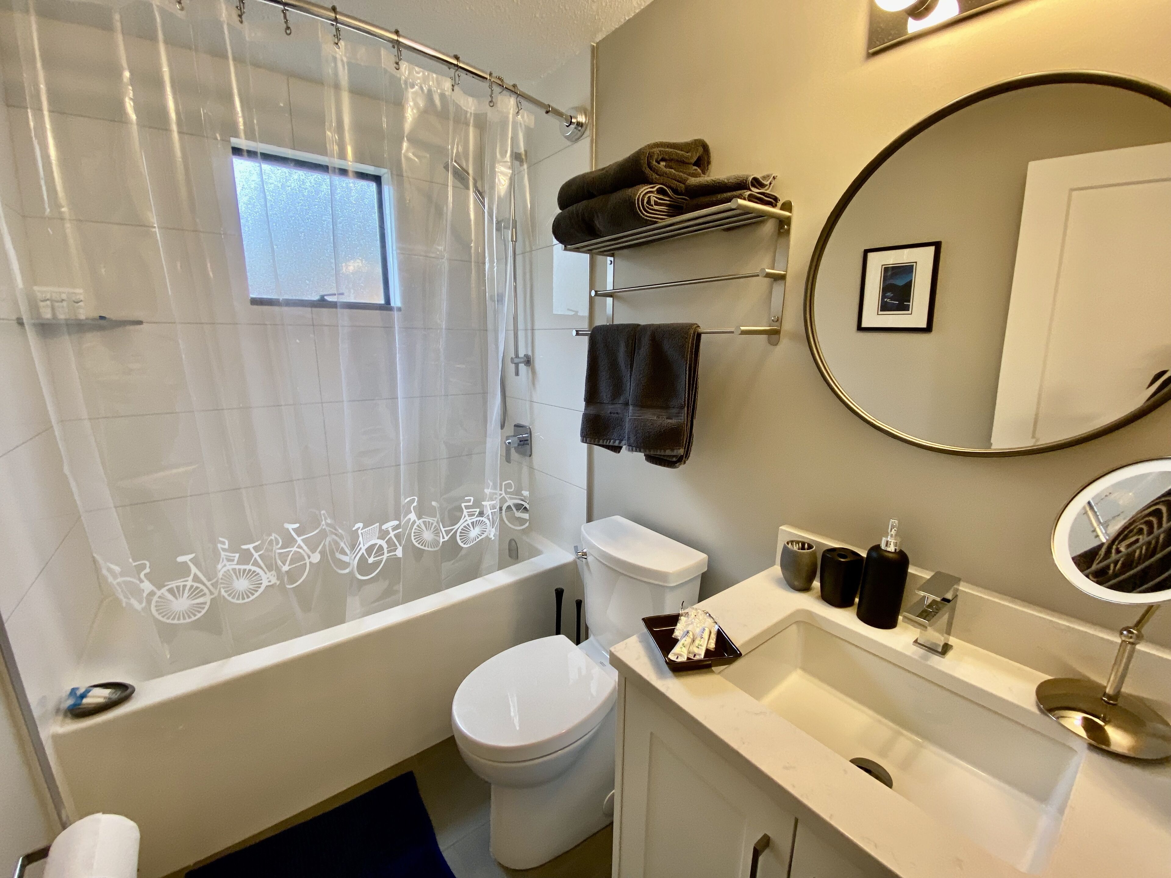 Newly Renovated suite centrally located. 20 min to downtown, ski hills, hiking .