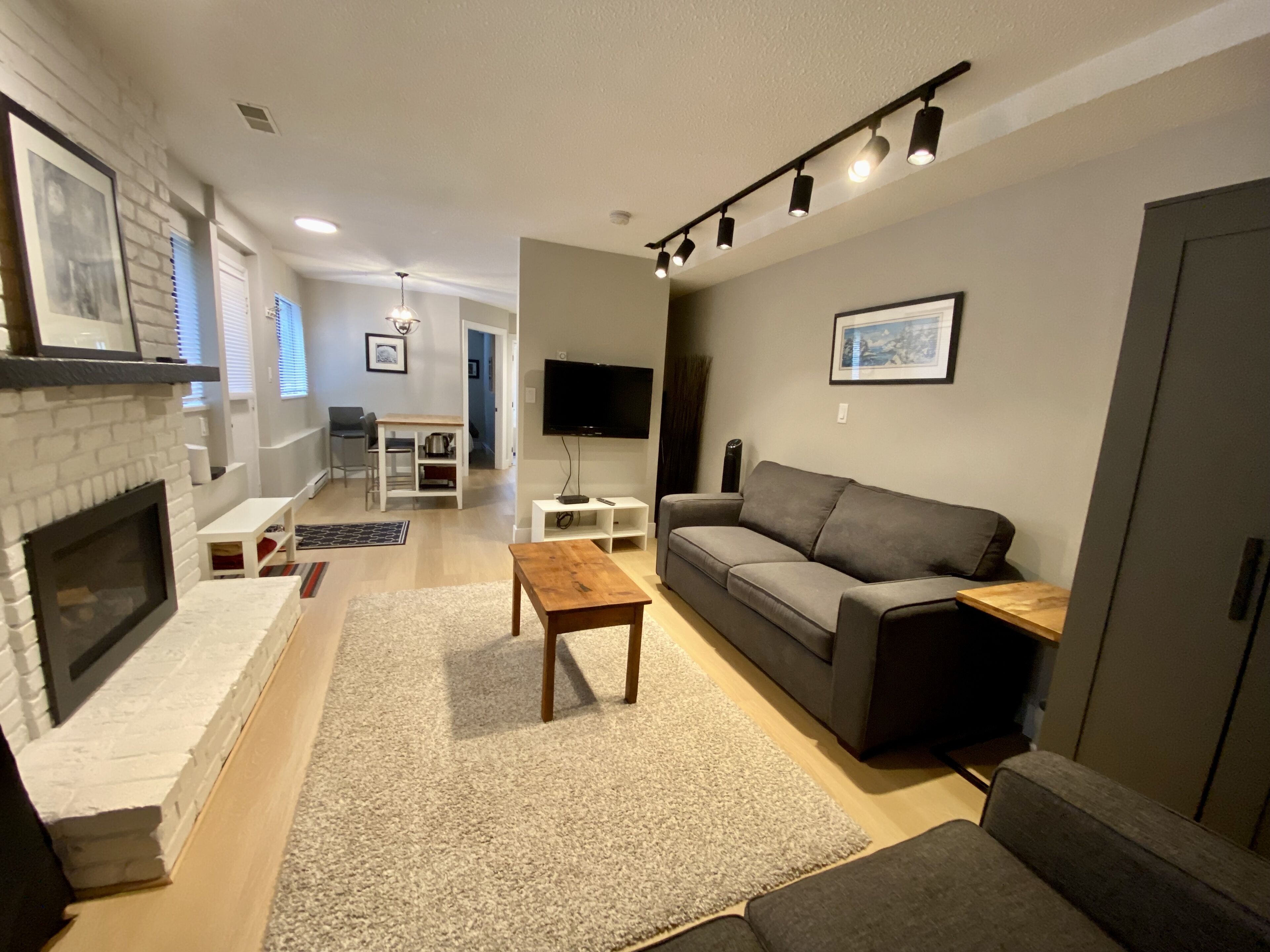 Newly Renovated suite centrally located. 20 min to downtown, ski hills, hiking .