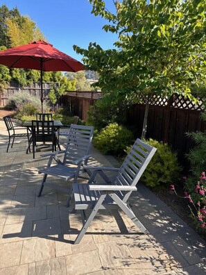 Outdoor dining - Hip and chic one bedroom apartment. (San Anselmo)