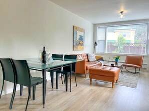 TV - Hip and chic one bedroom apartment. (San Anselmo)