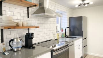 Réfrigérateur, four, plaque de cuisson, lave-vaisselle