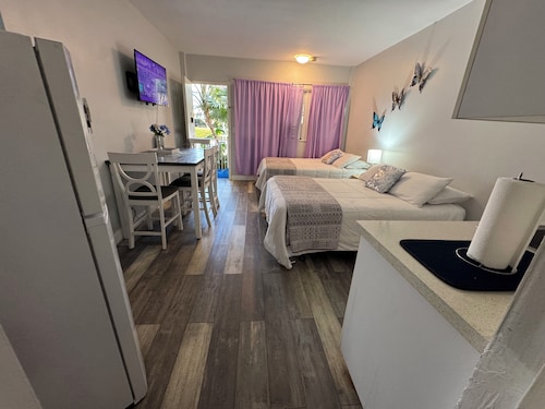 Wonderful Pool- Front Studio close to the beach and major supermarkets