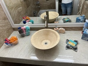 Ensemble douche/baignoire, sèche-cheveux, serviettes fournies, savon