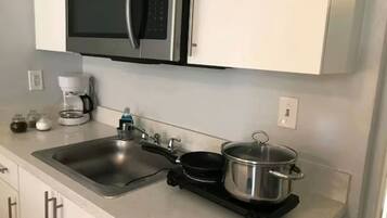 KylskÄp, mikrovÄgsugn, spishÀll och kaffe- och tebryggare