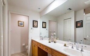 Douche, sèche-cheveux, serviettes fournies, papier toilette
