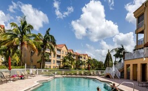 Alberca al aire libre y alberca climatizada