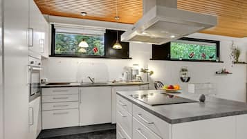 Køleskab, kogeplade, opvaskemaskine, kaffe-/temaskine