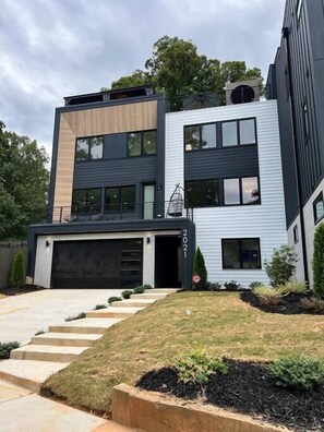 Exterior - Uptown Luxury Retreat w/ Private Pool & rooftop (Charlotte)