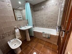 Badewanne, Haartrockner, Bidet, Handtücher