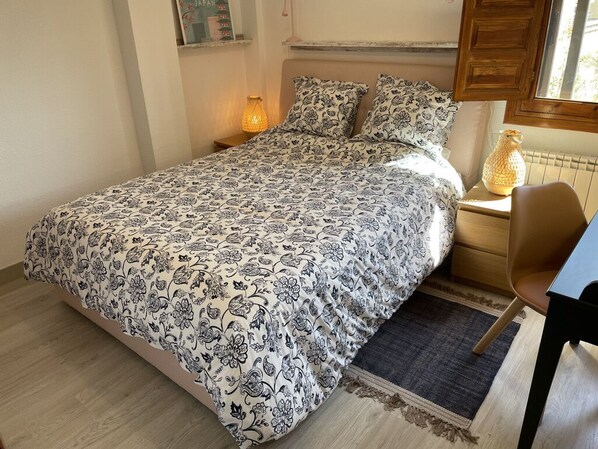 2 Schlafzimmer, Schreibtisch, Bügeleisen/Bügelbrett, kostenloses WLAN
